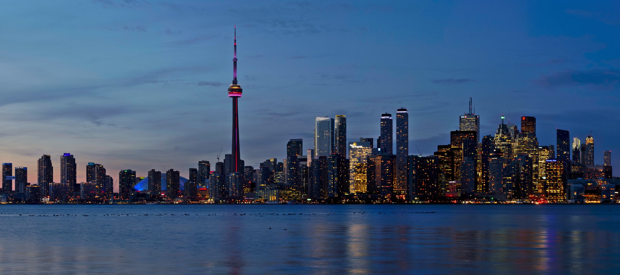 Ontario Gölü üzerinden Toronto şehir silüeti ve CN Tower